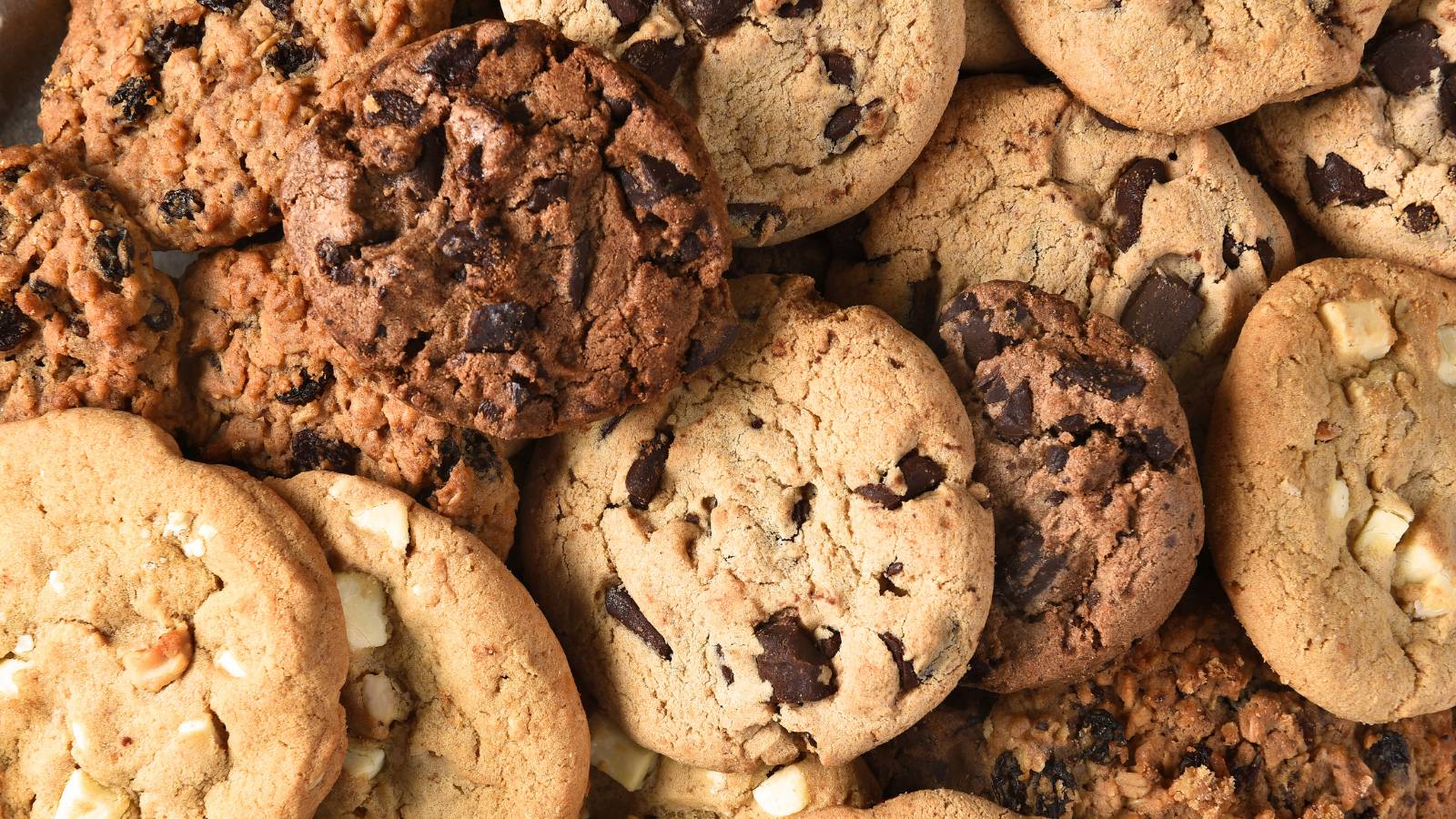 Aufsicht auf einen Haufen Chocolate Chip Cookies in verschiedenen Sorten