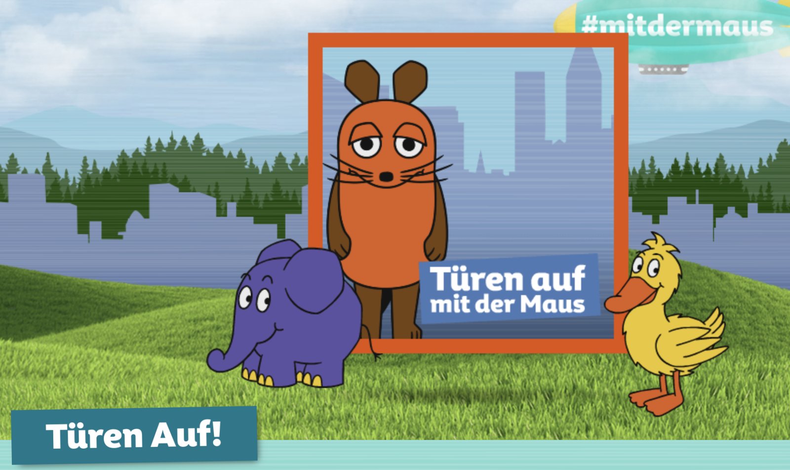 Die Maus, der Elefant und die Ente stehen auf einer Wiese vor einem Rahmen mit dem Schriftzug Türen auf mit der Maus
