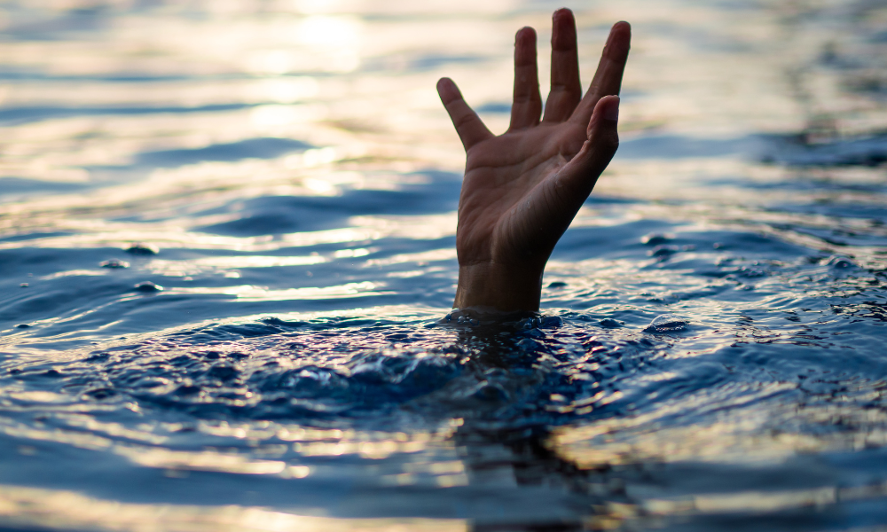 Hand eines Menschen ragt aus dem Wasser - Sinnbild für das Ertrinken in Informationen, ein persönliches Wiki kann helfen