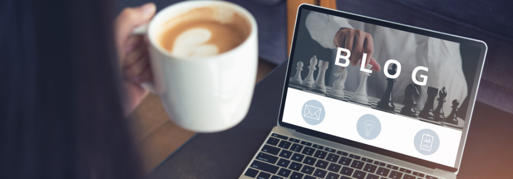 Frau trinkt Kaffee und will Blogideen entwickeln