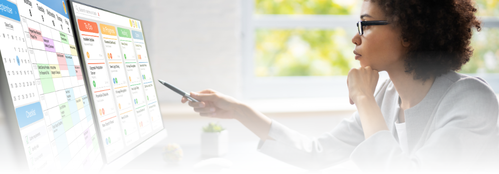 Frau schaut auf einen Computerbildschirm, betreibt Projektmanagement für Freelancer