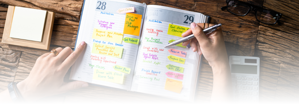 Mensch trägt Termine in einen Kalender ein - Kalender synchronisieren für Freelancer