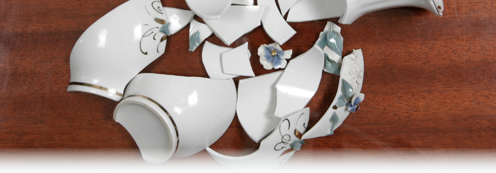 Zerbrochenes Porzellan - Sinnbild für zerstörte psychologische Sicherheit